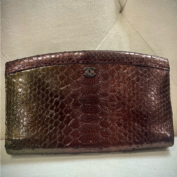 Chanel iridescent Metallic Snakeskin Cc Clutch - Picture 2 of 10
